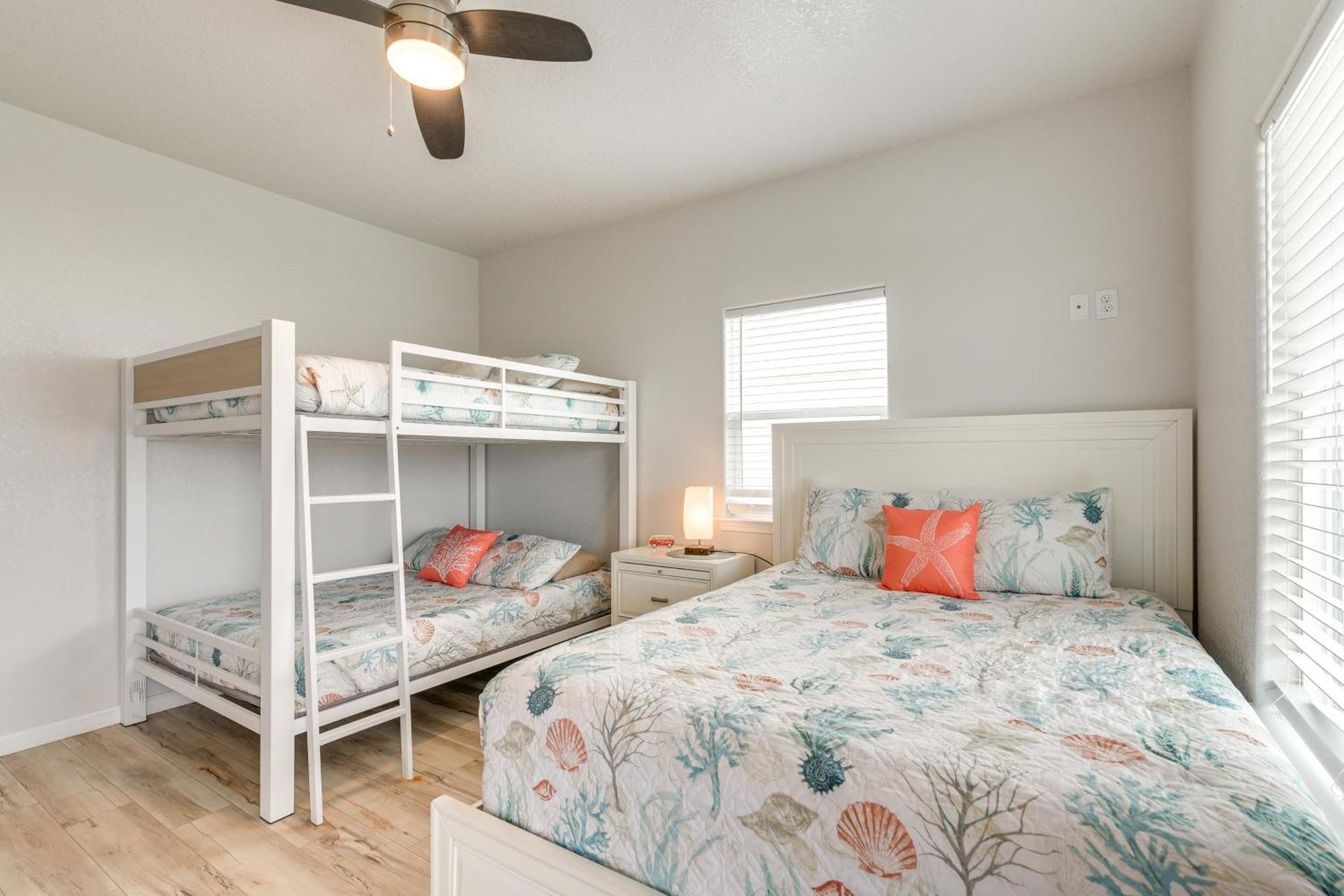 Beachfront Texas Retreat - 2 Decks, Patio And Views! Surfside Beach Eksteriør billede