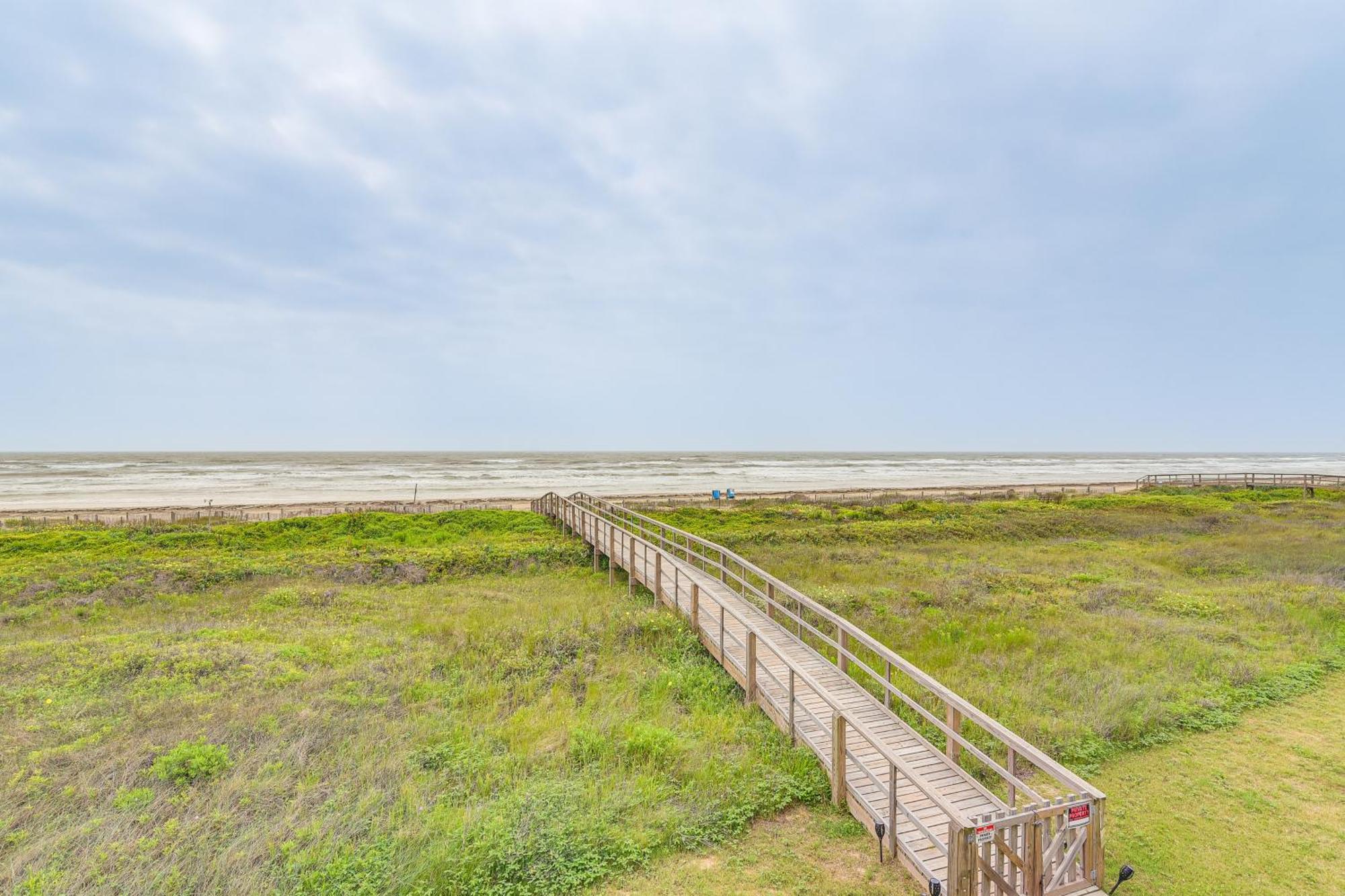 Beachfront Texas Retreat - 2 Decks, Patio And Views! Surfside Beach Eksteriør billede